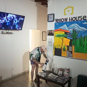 Yellow House Albergue Medellín